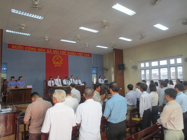 The People’s Court in Vung Tau city returned a verdict forcing 11 polluting seafood companies to pay local citizens VND13.2 billion in compensation for polluting Cha Va river and damaging fish farming cages on December 22 (Photo: SGGP) The People’s Court in Vung Tau city returned a verdict forcing 11 polluting seafood companies to pay local citizens VND13.2 billion in compensation for polluting Cha Va river and damaging fish farming cages on December 22 (Photo: SGGP)